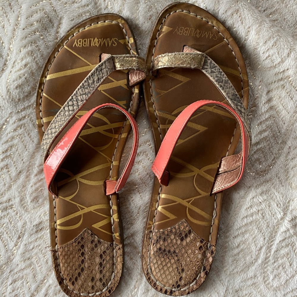 Cross strap sandals